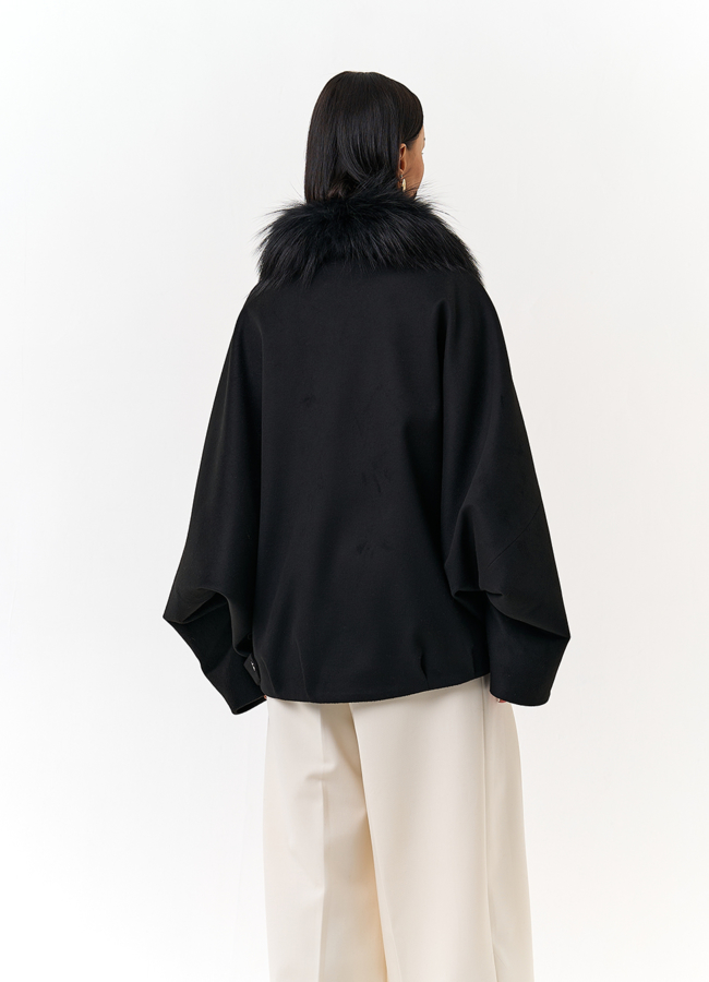 Женское укороченное пальто с отделкой из меха лисы модель № 32859 в кредит