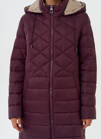 Стеганый пуховик бордового цвета с капюшоном