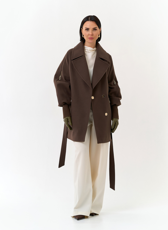 Женское укороченное пальто с декоративными молниями