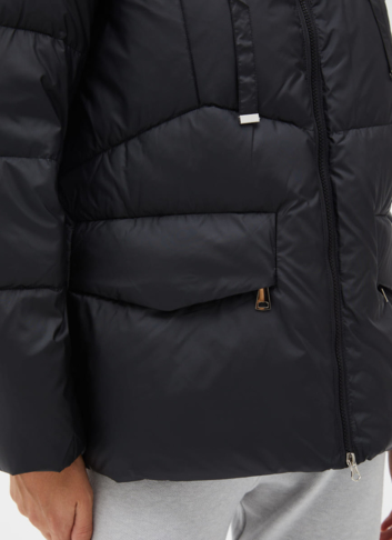 Женский пуховик черного цвета с капюшоном