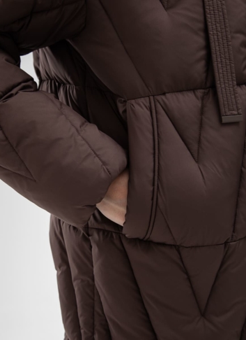 Женский пуховик коричневого цвета с капюшоном