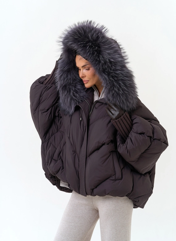 Женский оверсайз пуховик с мехом чернобурки на капюшоне фото