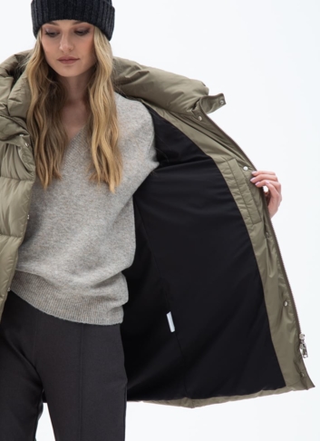 Женский пуховик с капюшоном