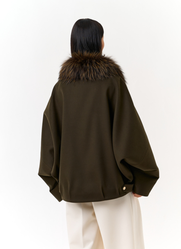 Женское укороченное пальто с отделкой из меха лисы