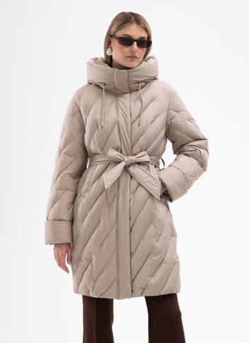 Женский пуховик бежевого цвета с капюшоном