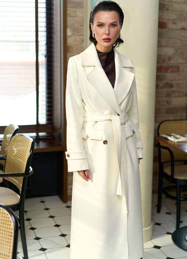 Женское пальто белого цвета модель № 32643 меха малина