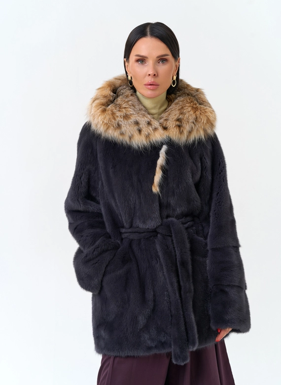 Женская шуба из меха норки с капюшоном из меха рыси фото