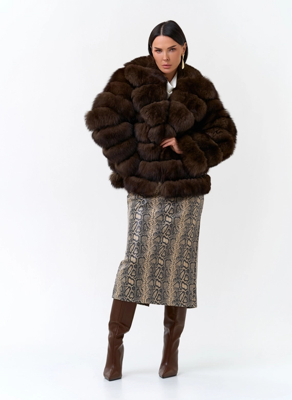 Короткая шуба из меха песца с английским воротником