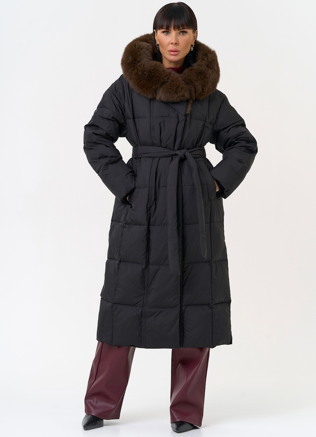 Женский пуховик черного цвета с капюшоном из меха песца модель № 31614 меха малина