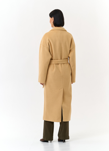 Женское пальто с английским воротником