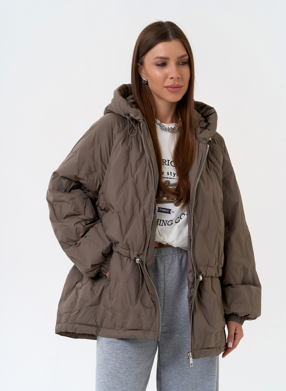 Женская куртка в коричневом цвете с капюшоном