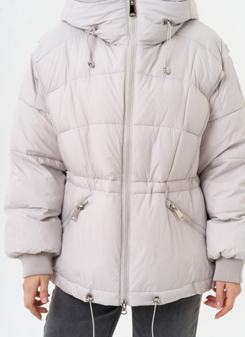 Светлый женский пуховик с капюшоном