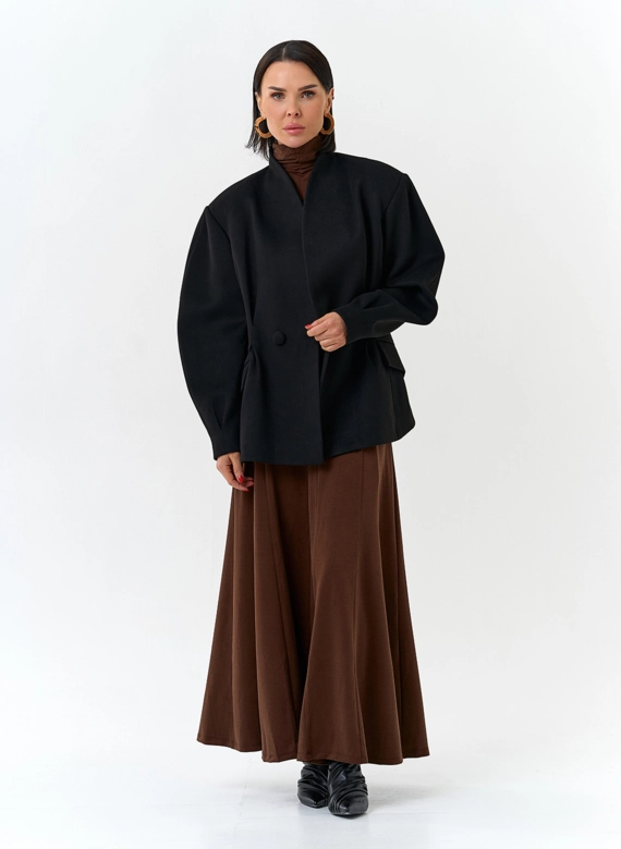 Женское укороченное пальто с акцентными рукавами фото