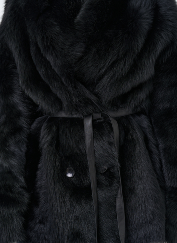 Двухсторонняя дубленка черного цвета с декоративным поясом