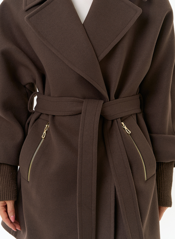 Женское укороченное пальто с декоративными молниями