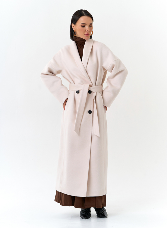 Светлое женское пальто с воротником шаль