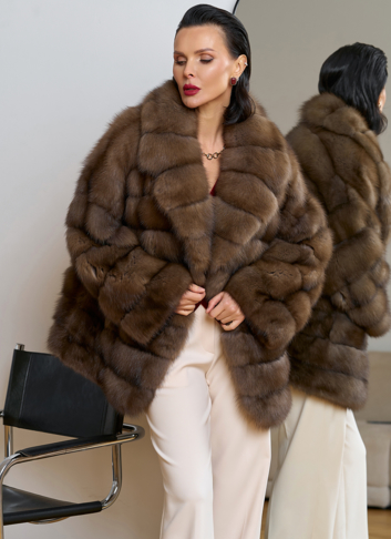 Женская шуба из куницы с английским воротником