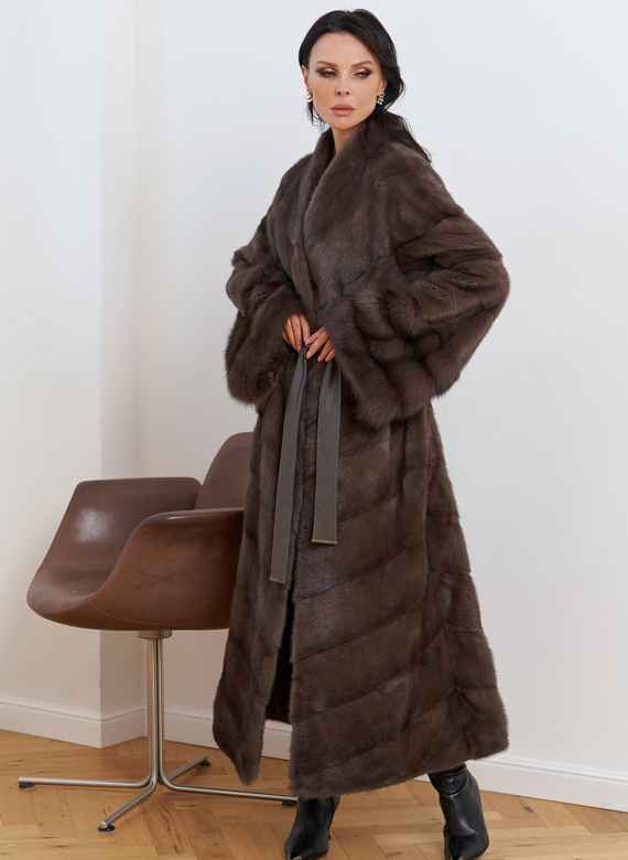 Женская длинная шуба с отделкой из меха куницы