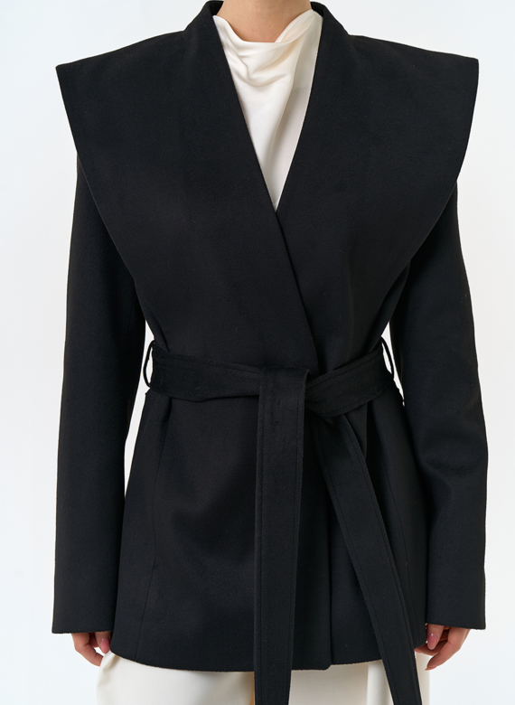 Женское укороченное пальто с акцентными плечами