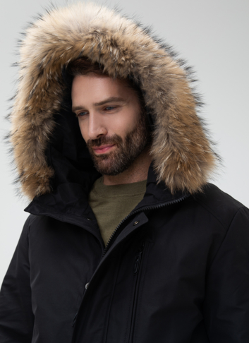 Мужской пуховик с капюшоном из меха енота