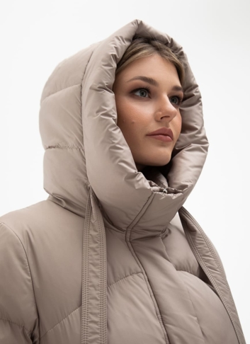 Женский пуховик  капюшоном
