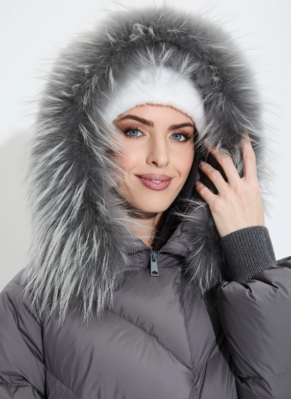 Женский пуховик с мехом енота на капюшоне фото
