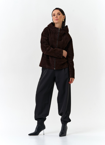 Женская куртка из натуральной замши с капюшоном