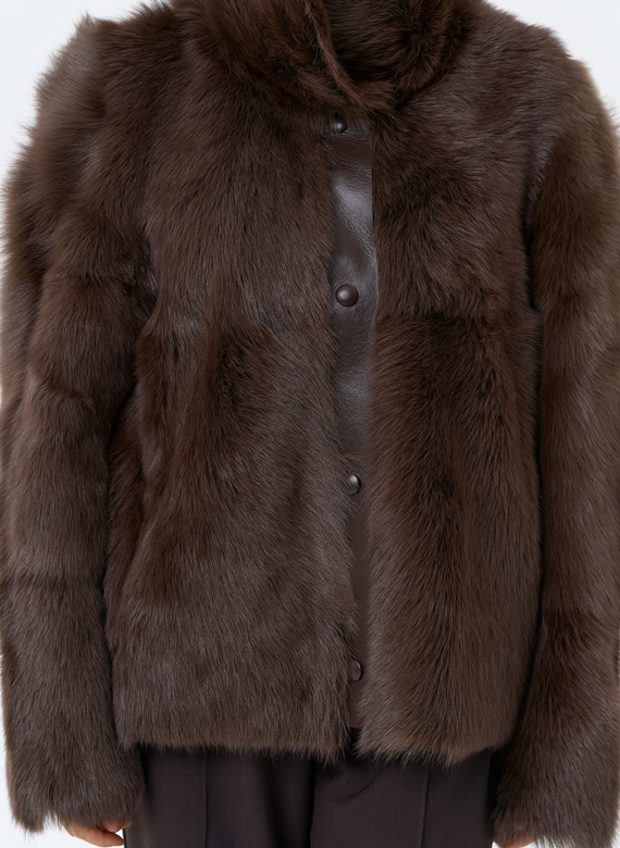 Женская короткая дубленка с воротником стойкой